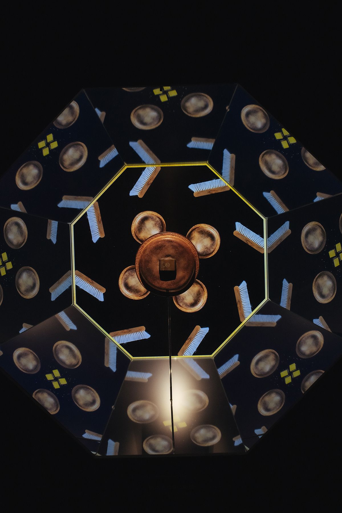 만화경과 장인의 도구가 한데 어우러진 ‘부첼라티 장인정신’ 공간.