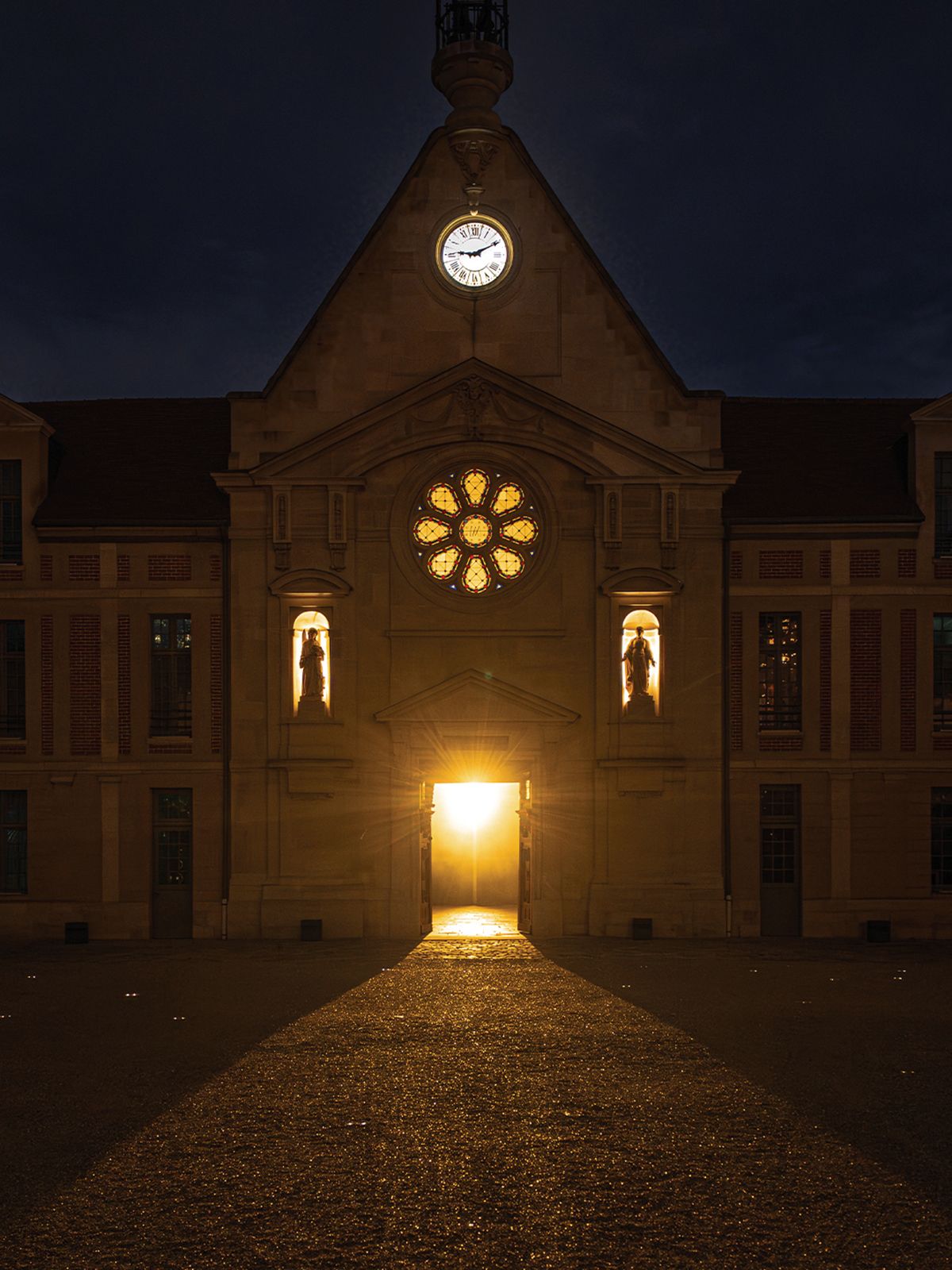 성스러운 분위기의 쇼장 외부 전경. 