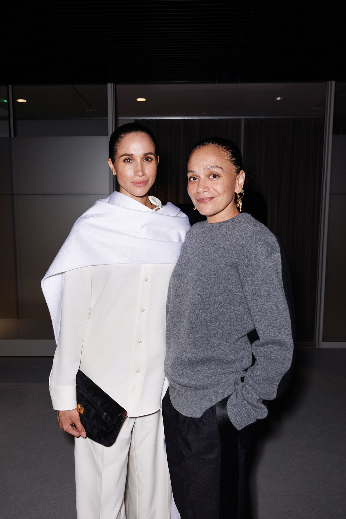 발렌시아가 쇼에 참석한 메건 마클과 <하퍼스 바자> 미국판의 편집장 사미라 나스르(Samira Nasr).