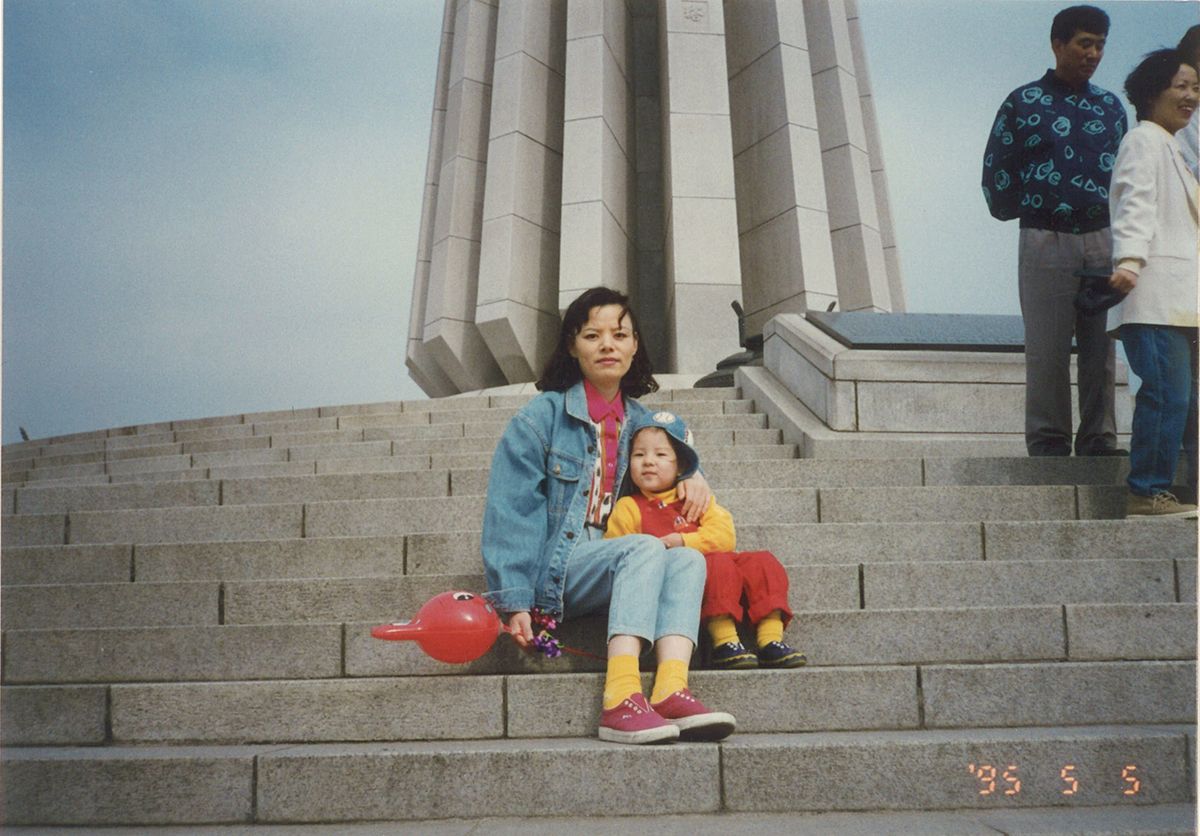 앨범에서 발견한 모녀의 사진.