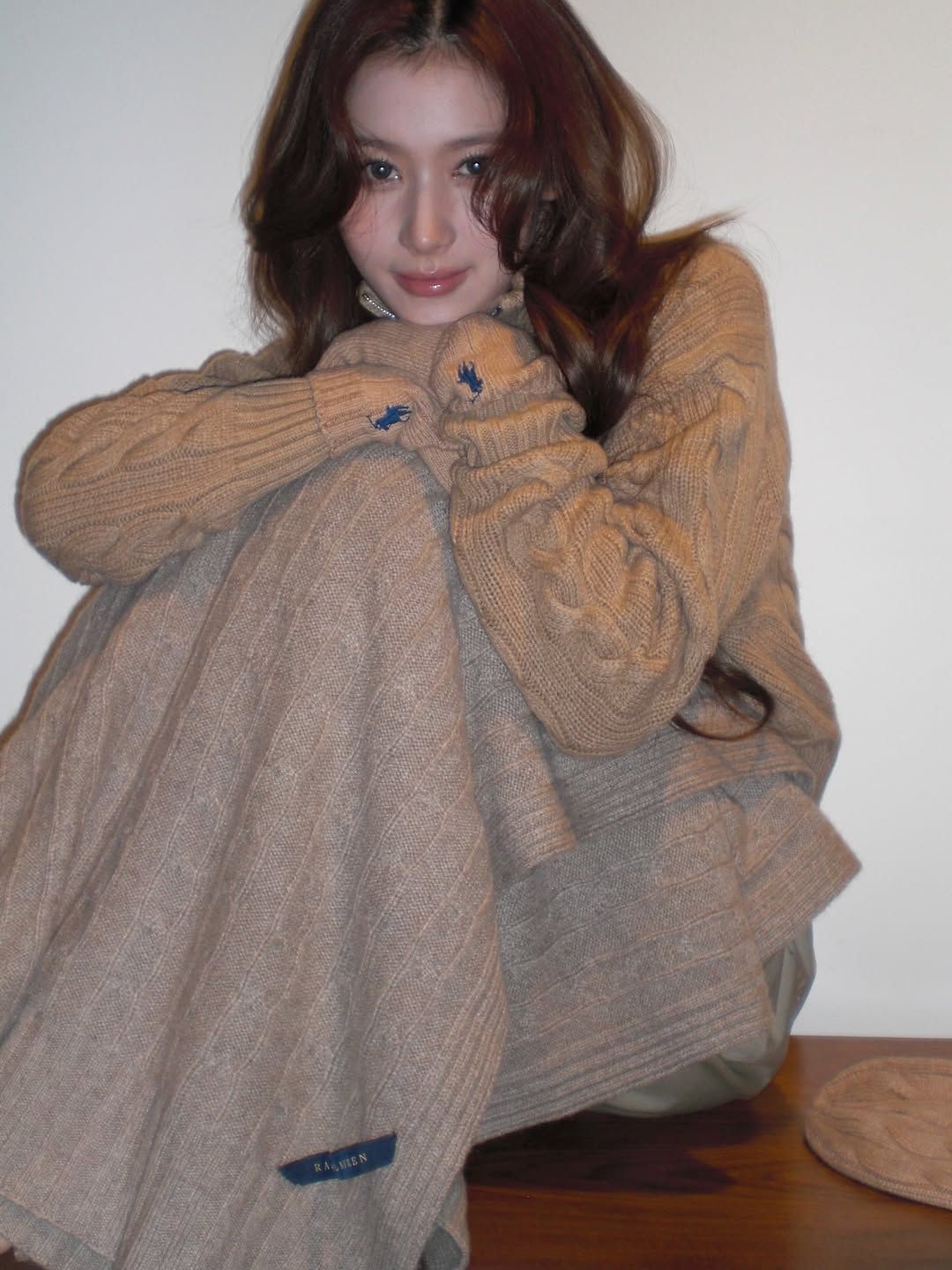 케이블 니트 셋업으로 포근하면서 우아한 분위기를 연출한 사나 / @m.by__sana