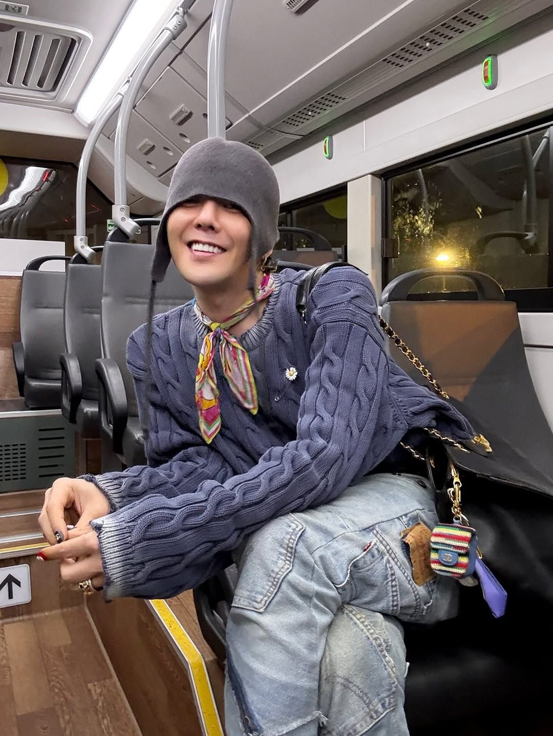 물이 빠진 듯한 블루 케이블 니트와 패치워크 데님 팬츠를 매치해 감각적인 스타일을 완성한 지드래곤 / @8lo8lo8lowme