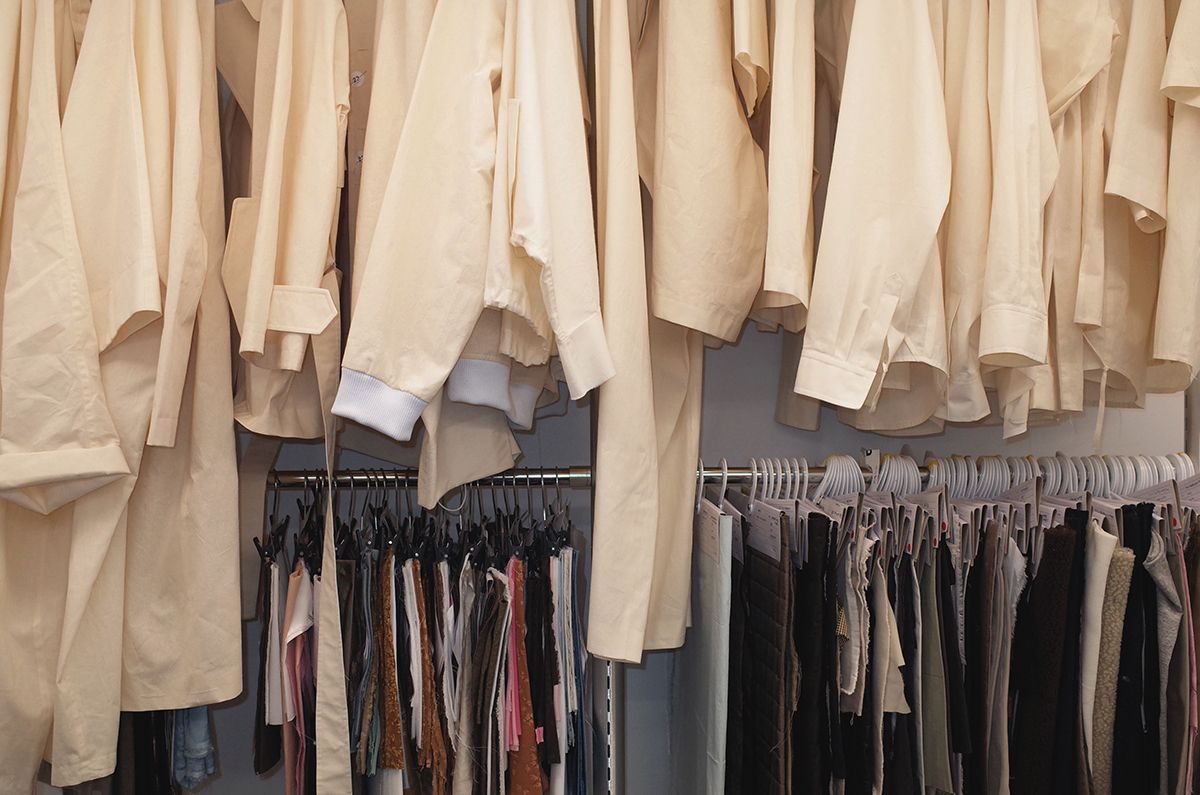 그동안 선보인 컬렉션의 디자인 샘플과 원단들이 차곡차곡 걸려 있다.