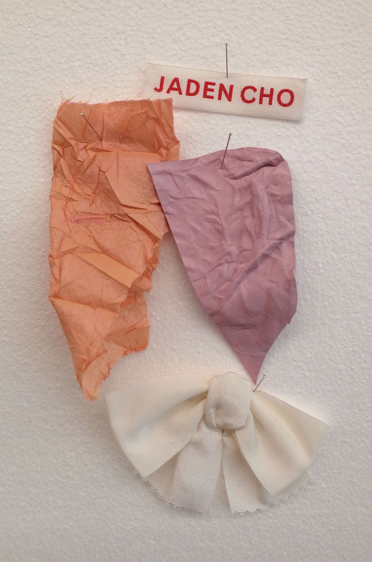 제이든 초의 네임 태그와 준비 중인 ‘02.앙상블’ 컬렉션에서 선보일 실크 소재. 가공을 통해 주름을 더했다.