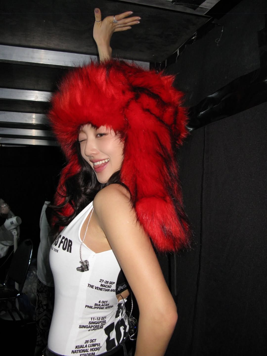 과감한 레드 컬러의 퍼 트루퍼 햇으로 스타일리시함을 강조한 지효 / @_zyozyo