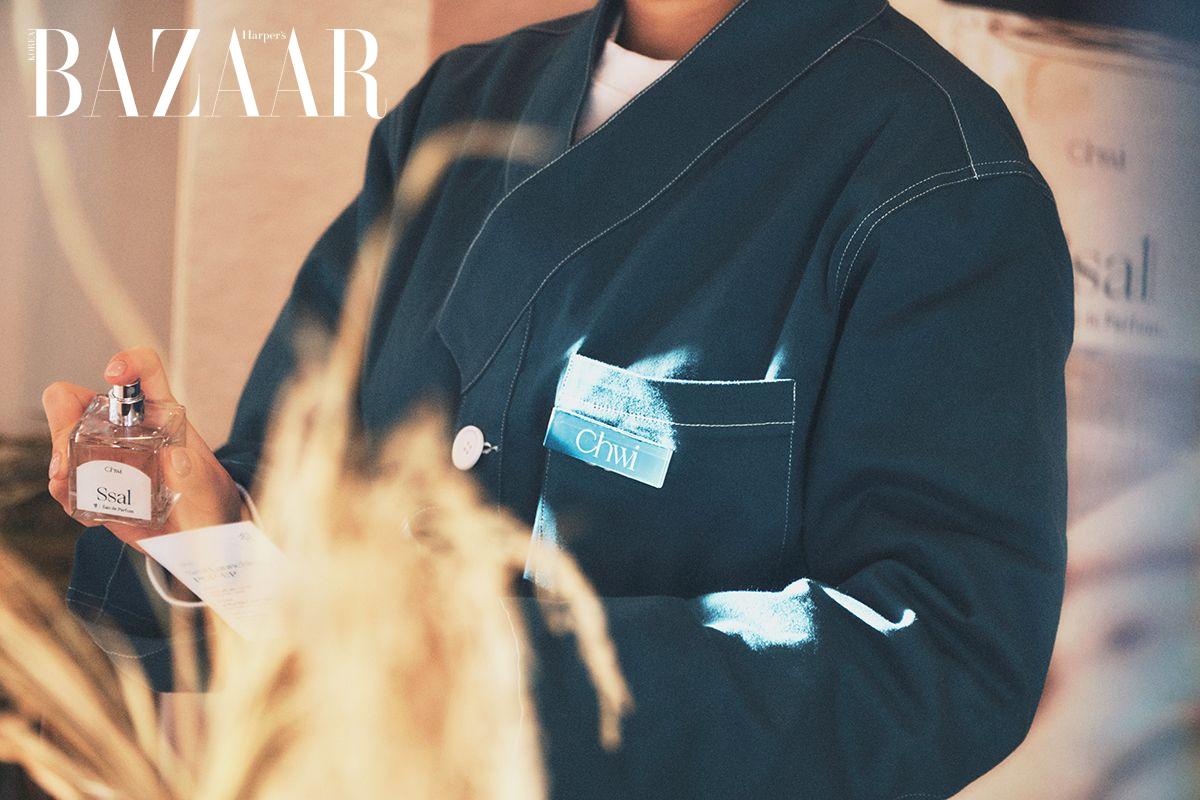 오방색 중 하나인 청록색 한복 유니폼은 전통적인 공간과 자연스럽게 어우러진다.