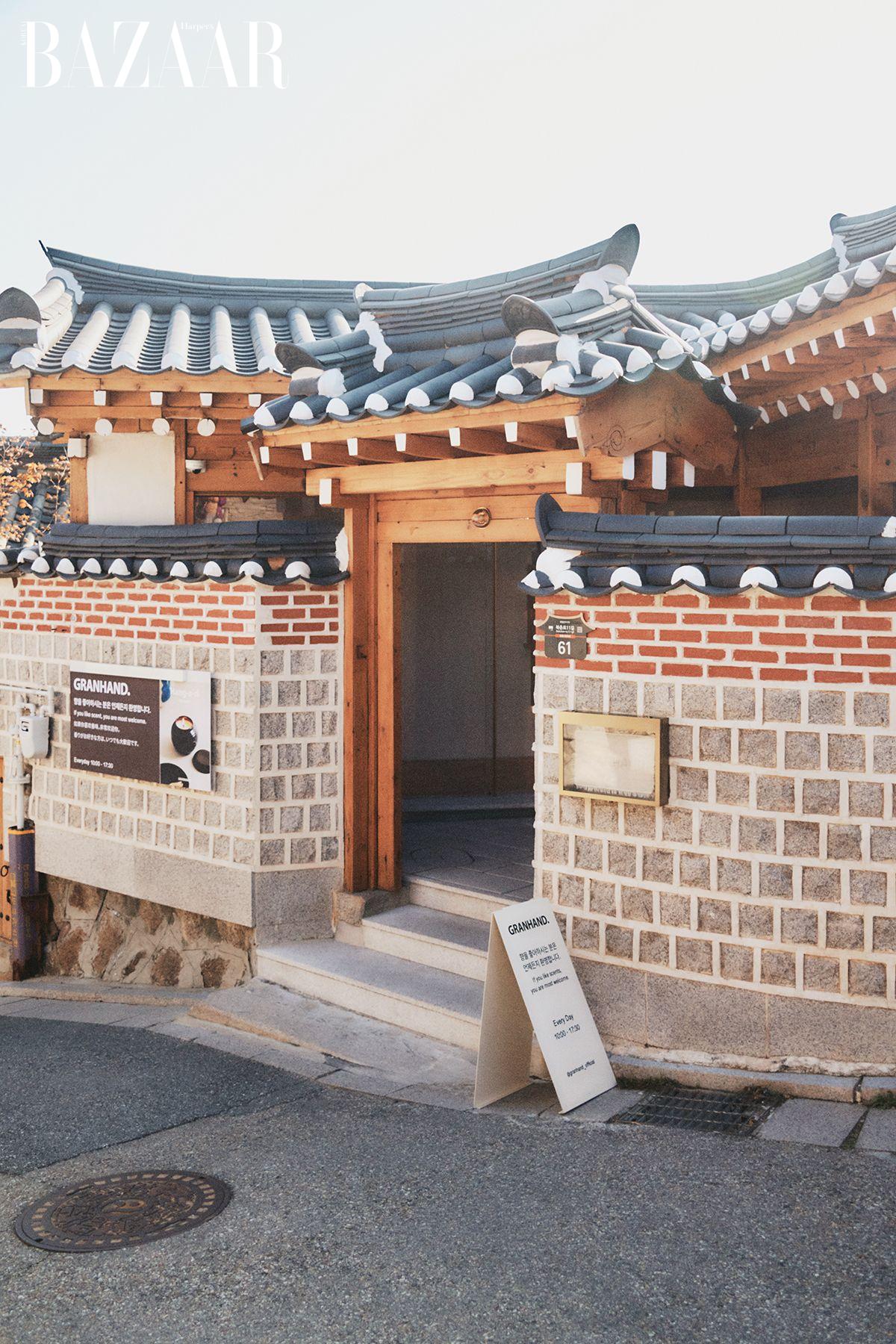 대문, 마당, 사랑채로 이어지는 전통 한옥의 구조를 그대로 엿볼 수 있다. 