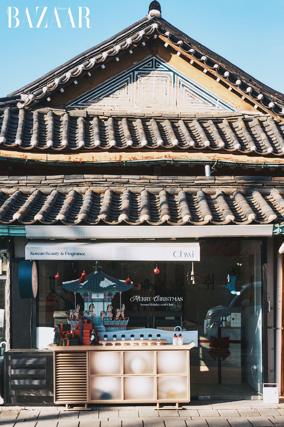  취 북촌은 매달 테마를 정해 매장을 장식한다. 12월은 홀리데이 테마로 꾸몄다. 