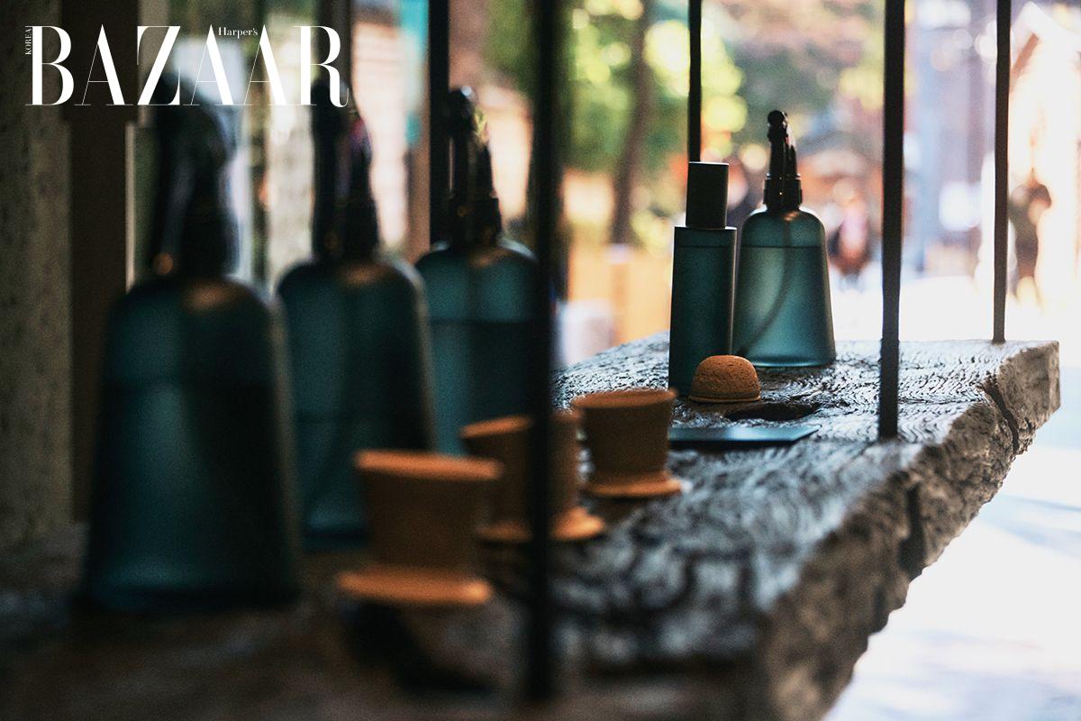 희녹의 모든 제품엔 제주에서 자란 편백 성분이 담겨 있다. 제품이 진열된 선반 역시 편백나무로 만들었다. 