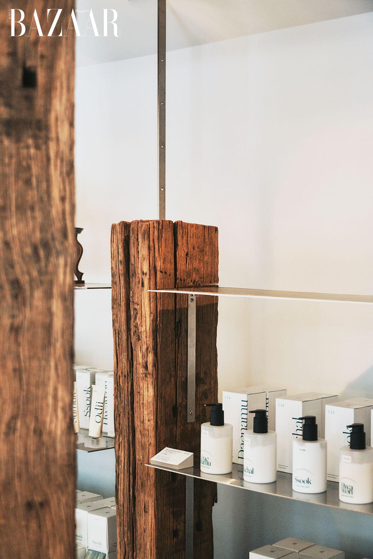 서까래에 스틸 소재를 더해 전통과 현대가 조화된 선반을 만들었다. 