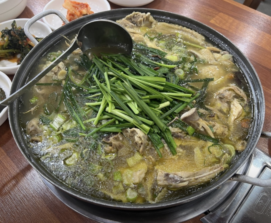 '둥글레본가' 엄나무 한방 토종닭 백숙