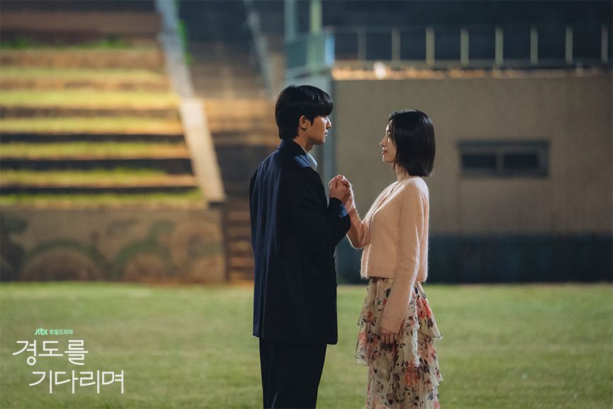 톤 다운된 핑크 컬러 가디건과 플로럴 패턴의 스커트로 특별한 데이트를 연출한 지우의 룩