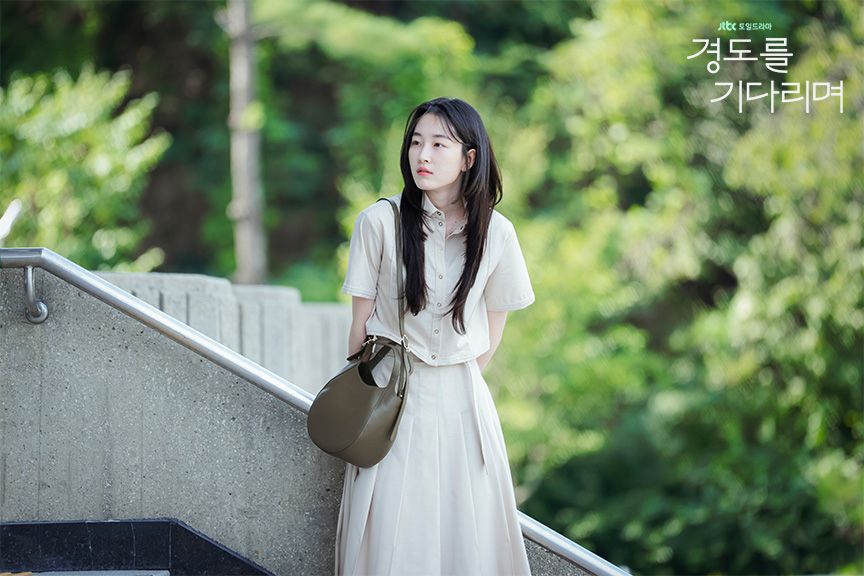 베이지 컬러의 룩으로 차분한 무드를 연출한 지우