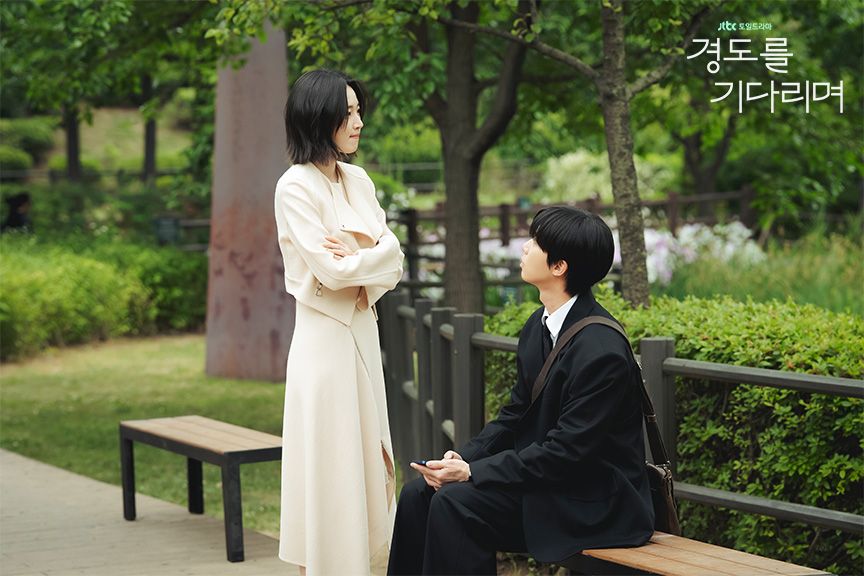 크림색의 아크리스 크롭 재킷을 매치한 서지우