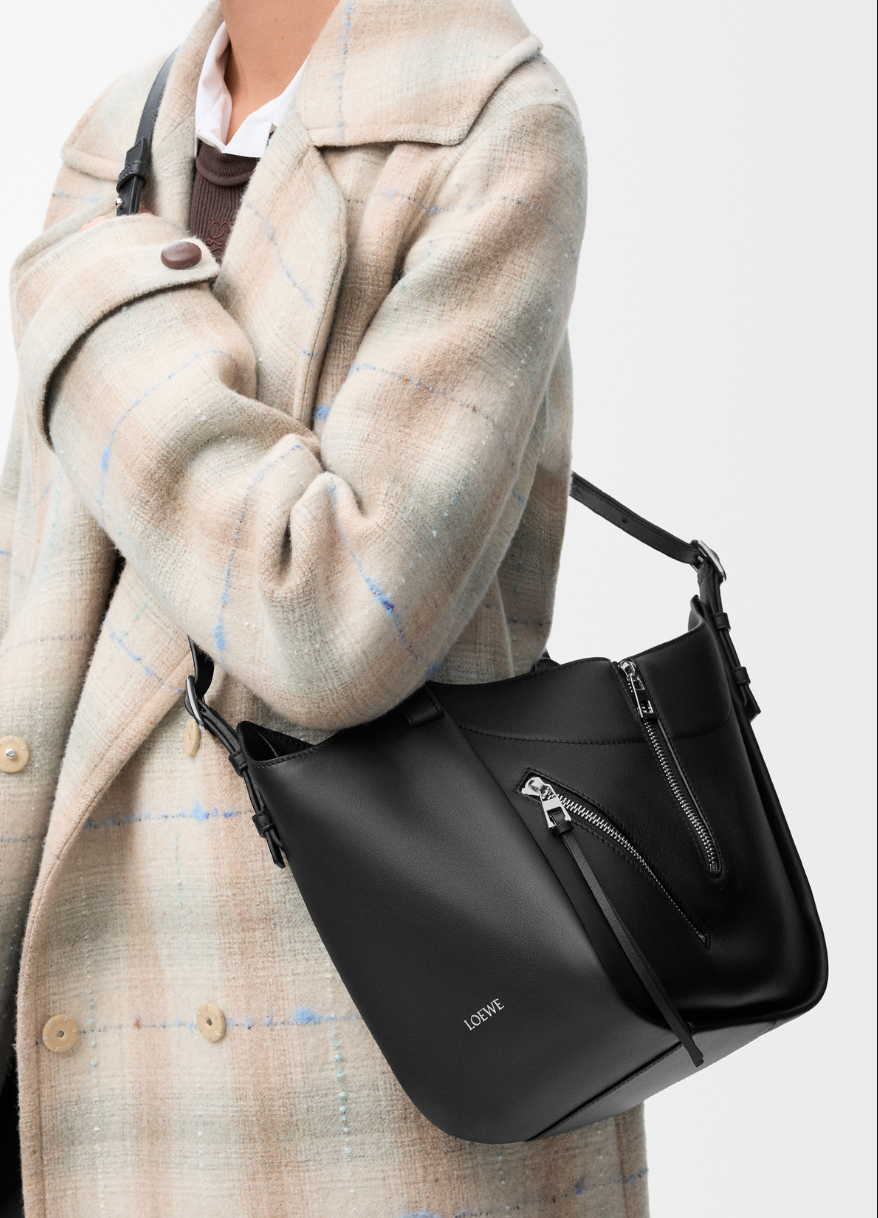 로에베 해먹 플립 백 인 카프 클래식 480만원대(출처: 브랜드 제공)