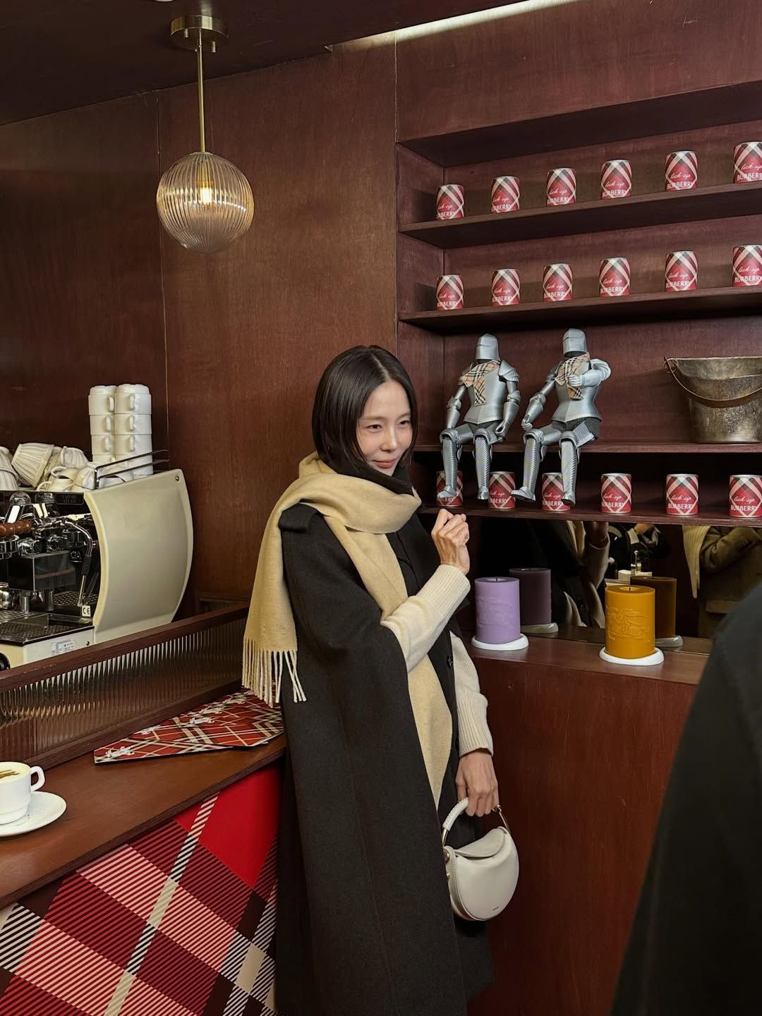 망토처럼 쓱 두르고, 머스터드 컬러의 머플러를 둘러 온화한 분위기를 더한 김나영 / @nayoungkeem