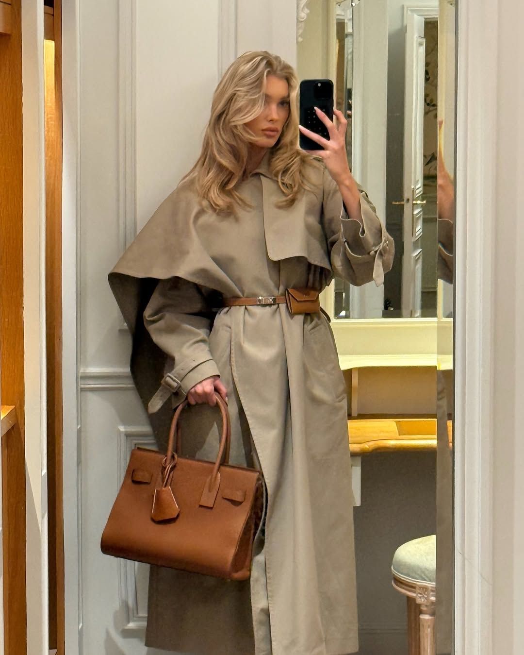 케이프 트렌치 코트에 캐멀 컬러의 아이템들을 매치해 우아한 분위기를 완성한 호스크 엘사 / @hoskelsa