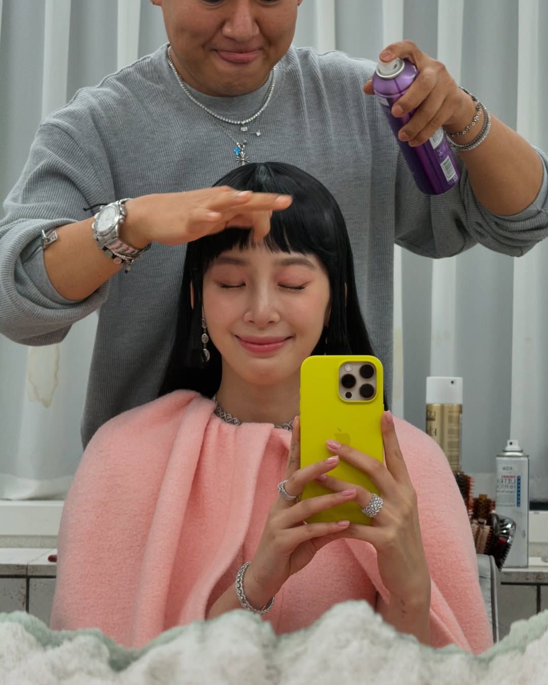 핑크 컬러의 케이프 코트를 착용해 유니크한 무드를 연출한 아이린 / @ireneisgood