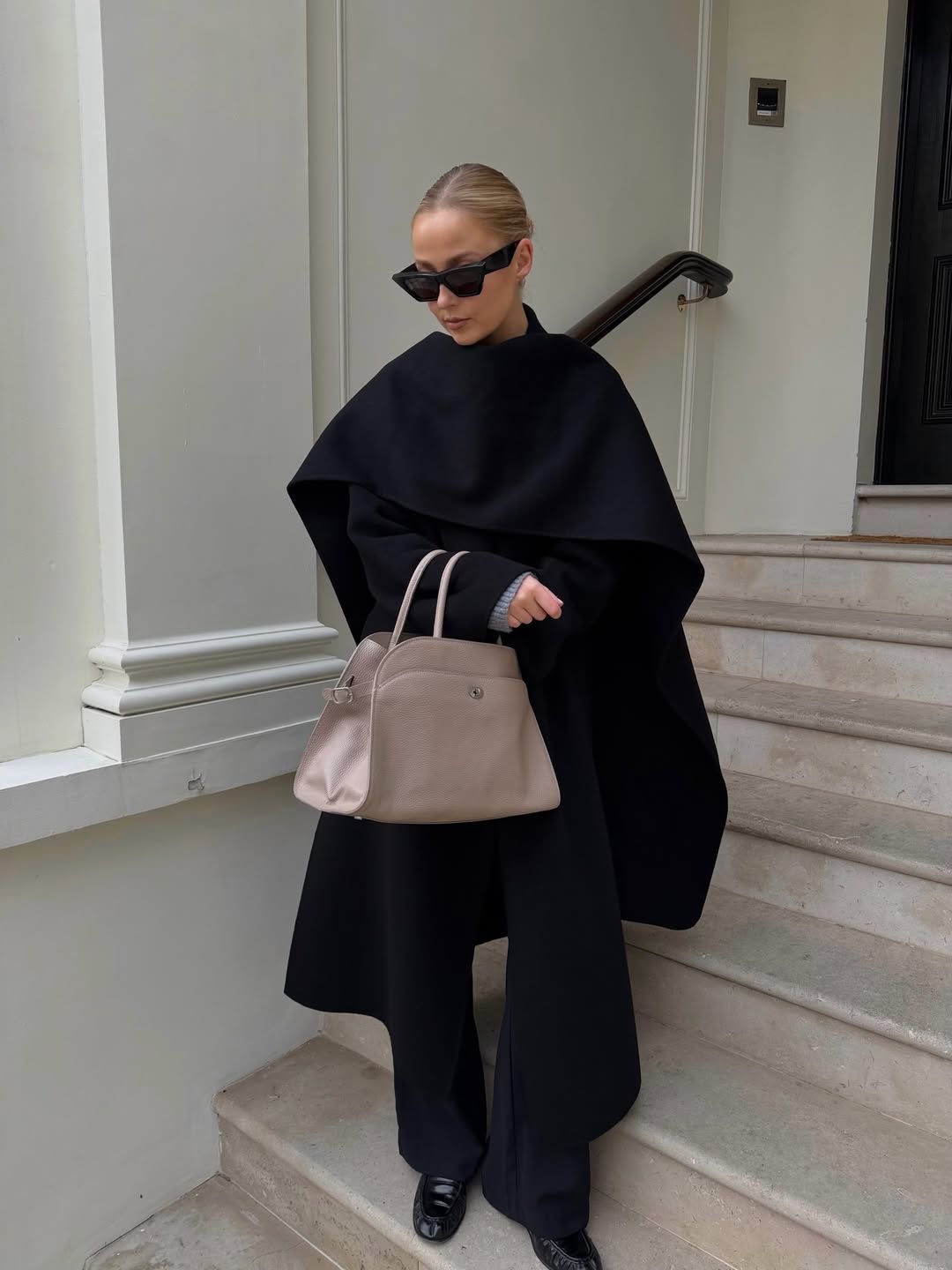 올블랙 케이프 코트를 착용해 고전 영화 주인공 같은 존재감을 펼친 린다 사벨스트룀 / @lindasabelstrom