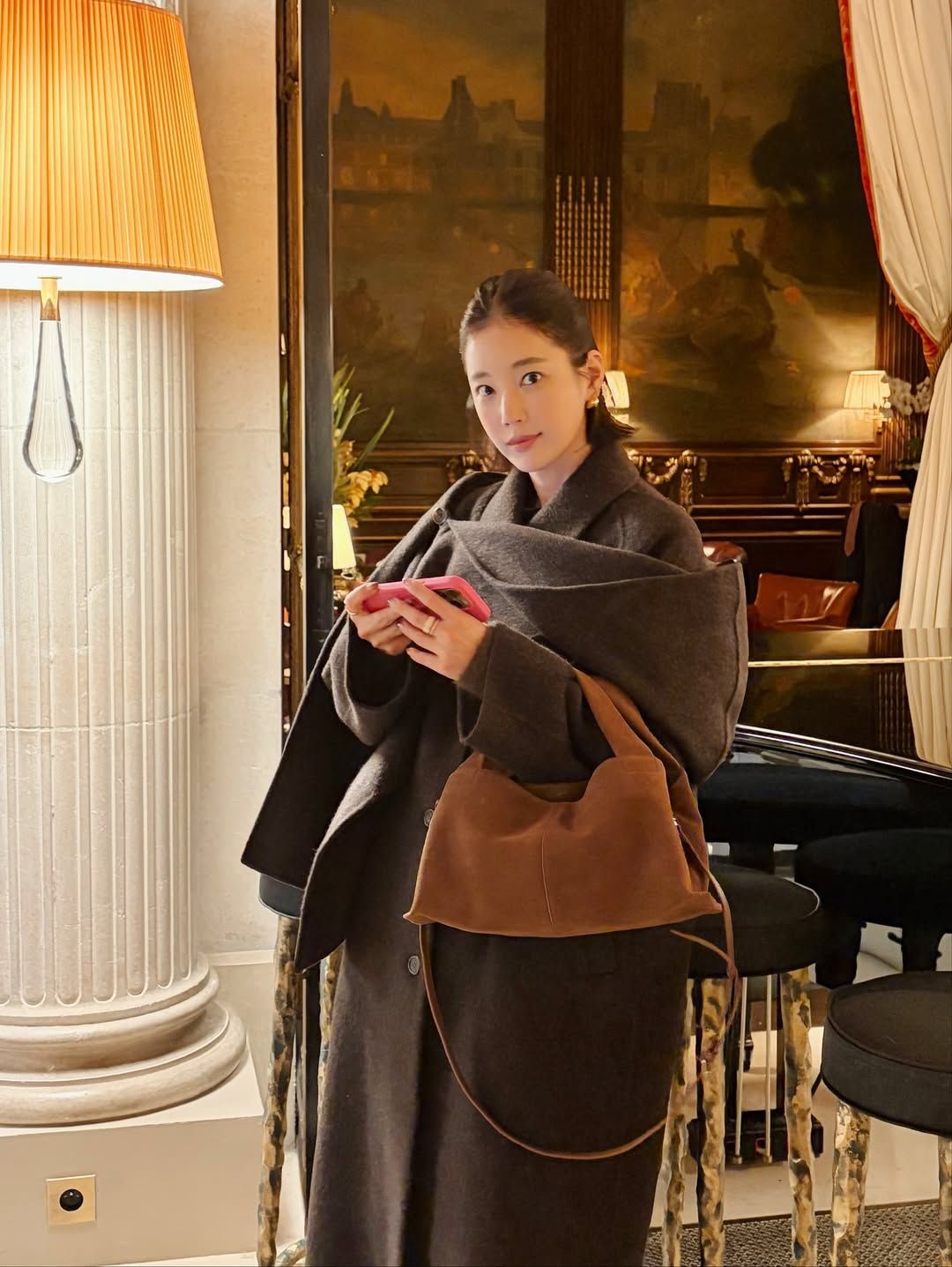 스카프를 두른듯 브라운 컬러 코트를 매치해 우아한 분위기를 자아내는 기은세 / @kieunse