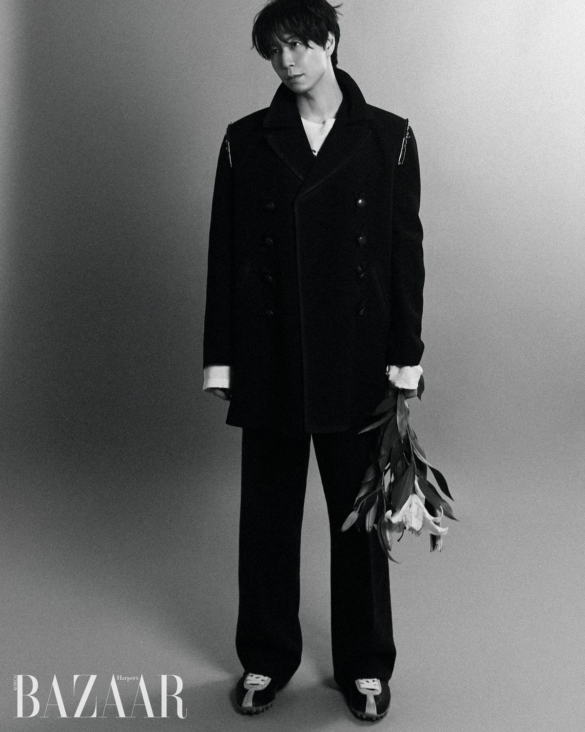 재킷, 팬츠, 슈즈는 Maison Margiela. 티셔츠는 Acne Studios.