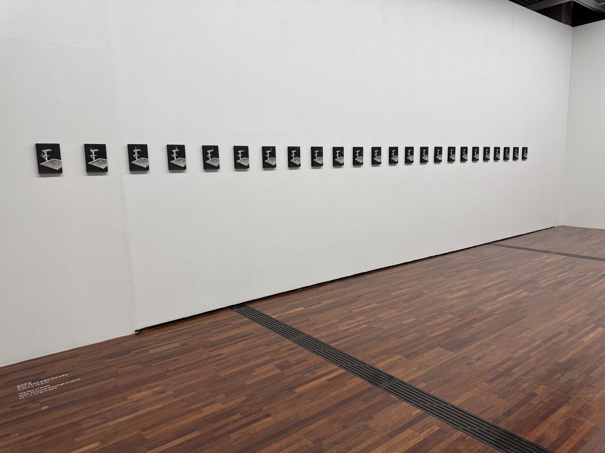 무진형제, <긍지의 날>, 2025, 24개의 판넬에 콩테 드로잉, 각 22.7 x 15.8 cm. 사진: 김희수 아트센터