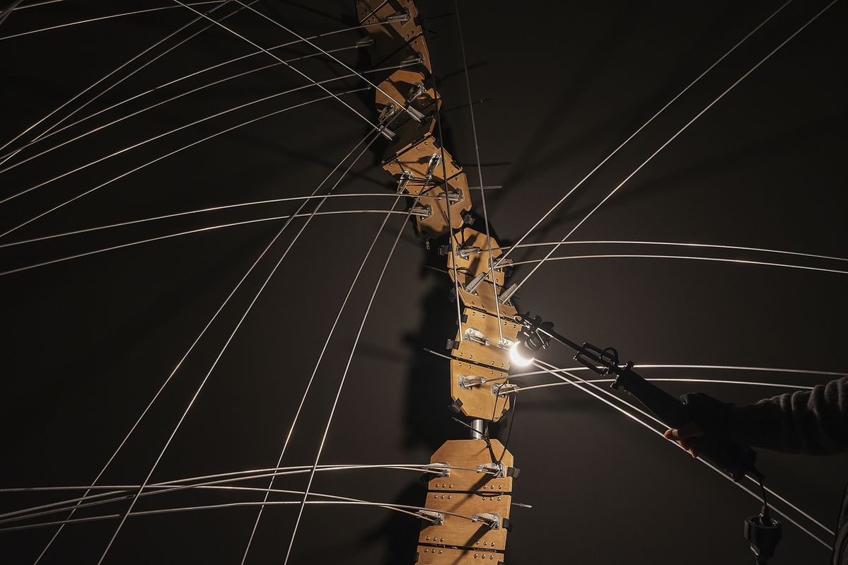 다페르튜토 스튜디오, <다페르튜토 스튜디오 – 머리·심장·배꼽·성기>, 2025, 철, 알루미늄, 나무, 천, PET, 비닐, 조명, 4채널 사운드 설치, 가변 크기. 사진: 김희수 아트센터