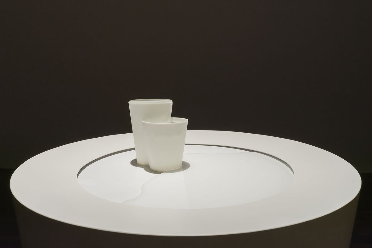 정소영, <Warm and Blue>, 2025, 물 순환 장치, 아크릴, 레진, 철, 분채 도장, 100 x 45 x 45 cm. 사진: 김희수 아트센터