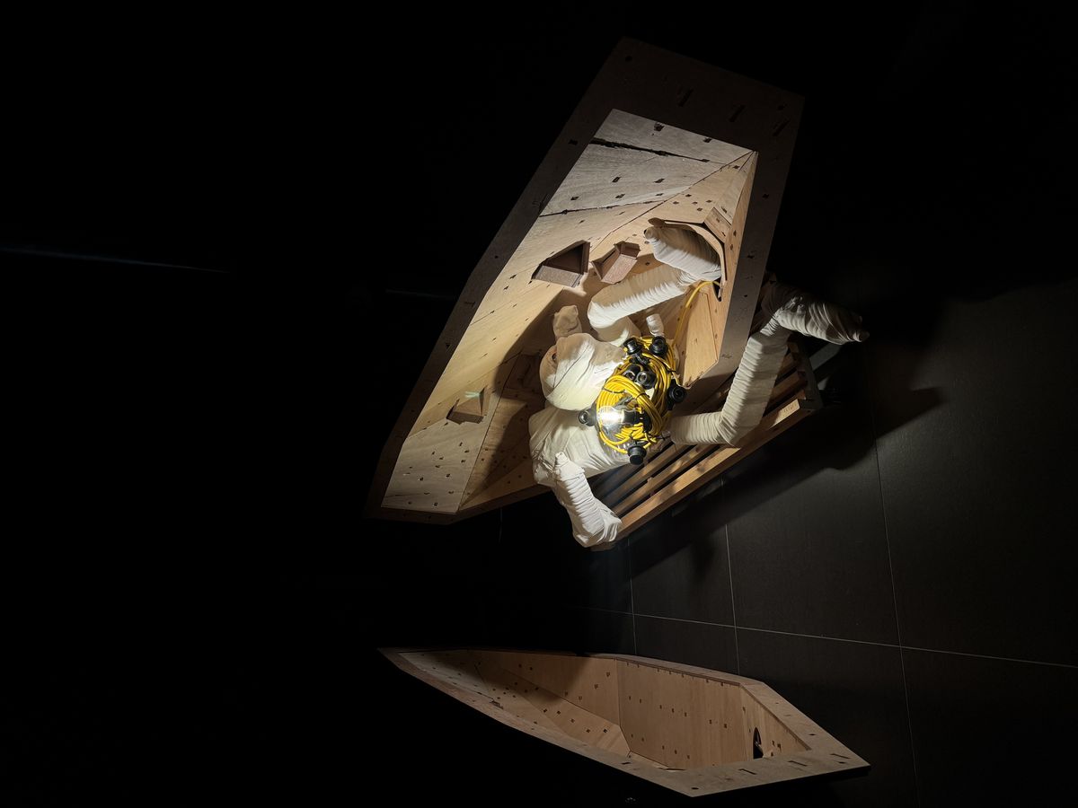 다페르튜토 스튜디오, <다페르튜토 스튜디오 – 머리·심장·배꼽·성기>, 2025, 철, 알루미늄, 나무, 천, PET, 비닐, 조명, 4채널 사운드 설치, 가변 크기. 사진: 고영진