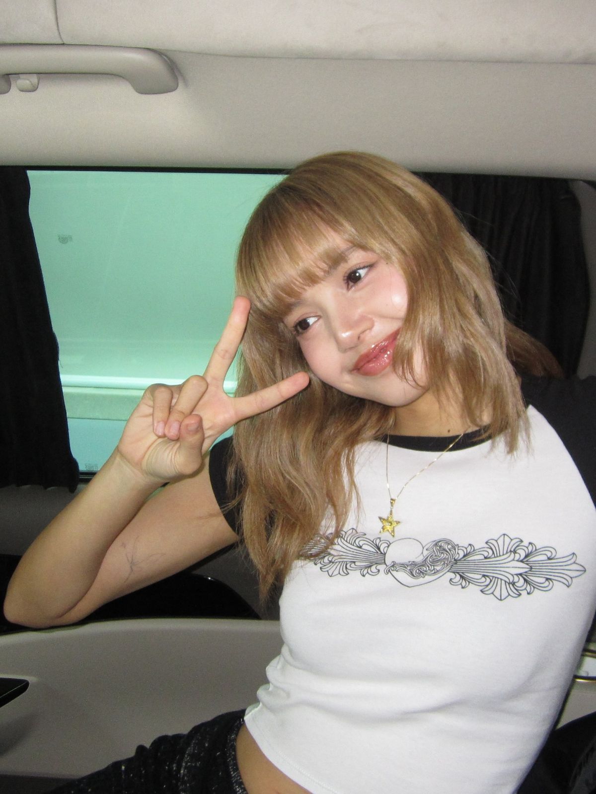 크롬하츠 바인 로고 크롭 베이비셔츠 티셔츠를 입은 블랙핑크 리사(출처: @ lalalalisa_m)