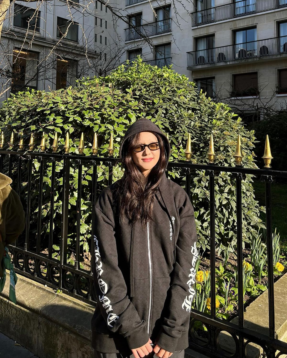 크롬하츠 버티컬 롱 플리스 집업 후드를 입은 블랙핑크 지수(출처: @sooyaaa__)