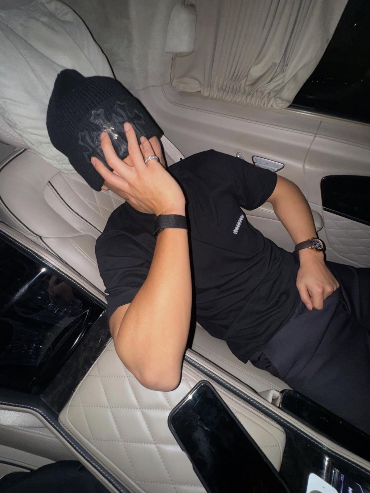 크롬하츠 비니와 크롬하츠 스크롤 로고 티셔츠 블랙을 입은 황희찬(출처: @hwangheechan)