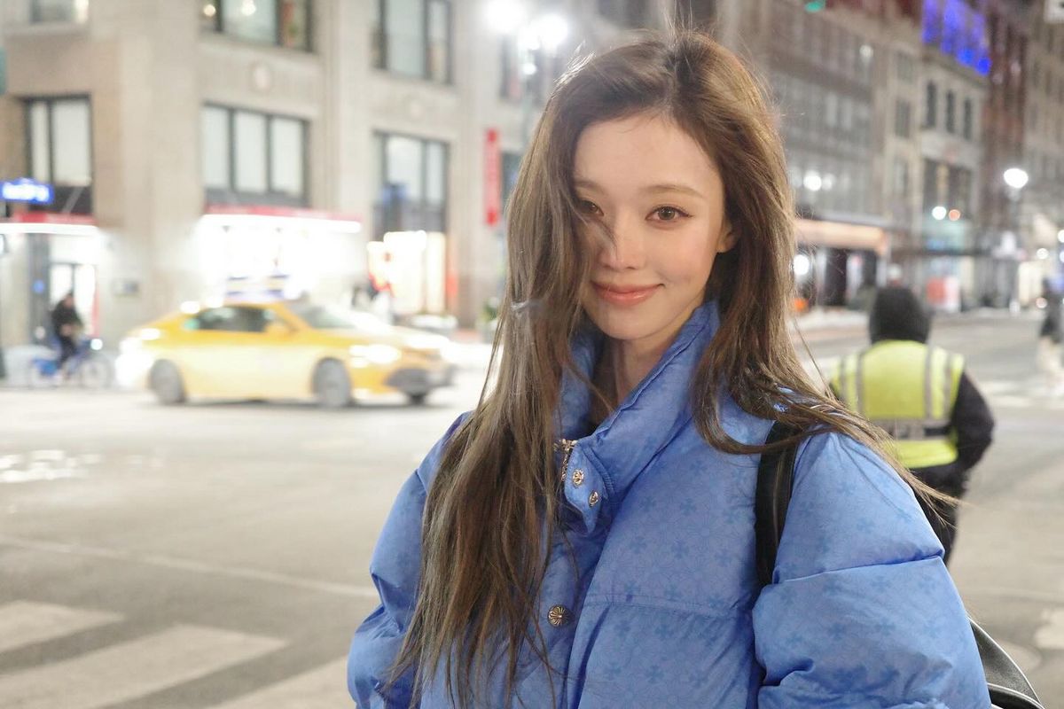 크롬하츠 토날 모노그램 크로스 패턴 숏 푸퍼 다운 재킷을 입은 에스파 윈터(출처: @imwinter)