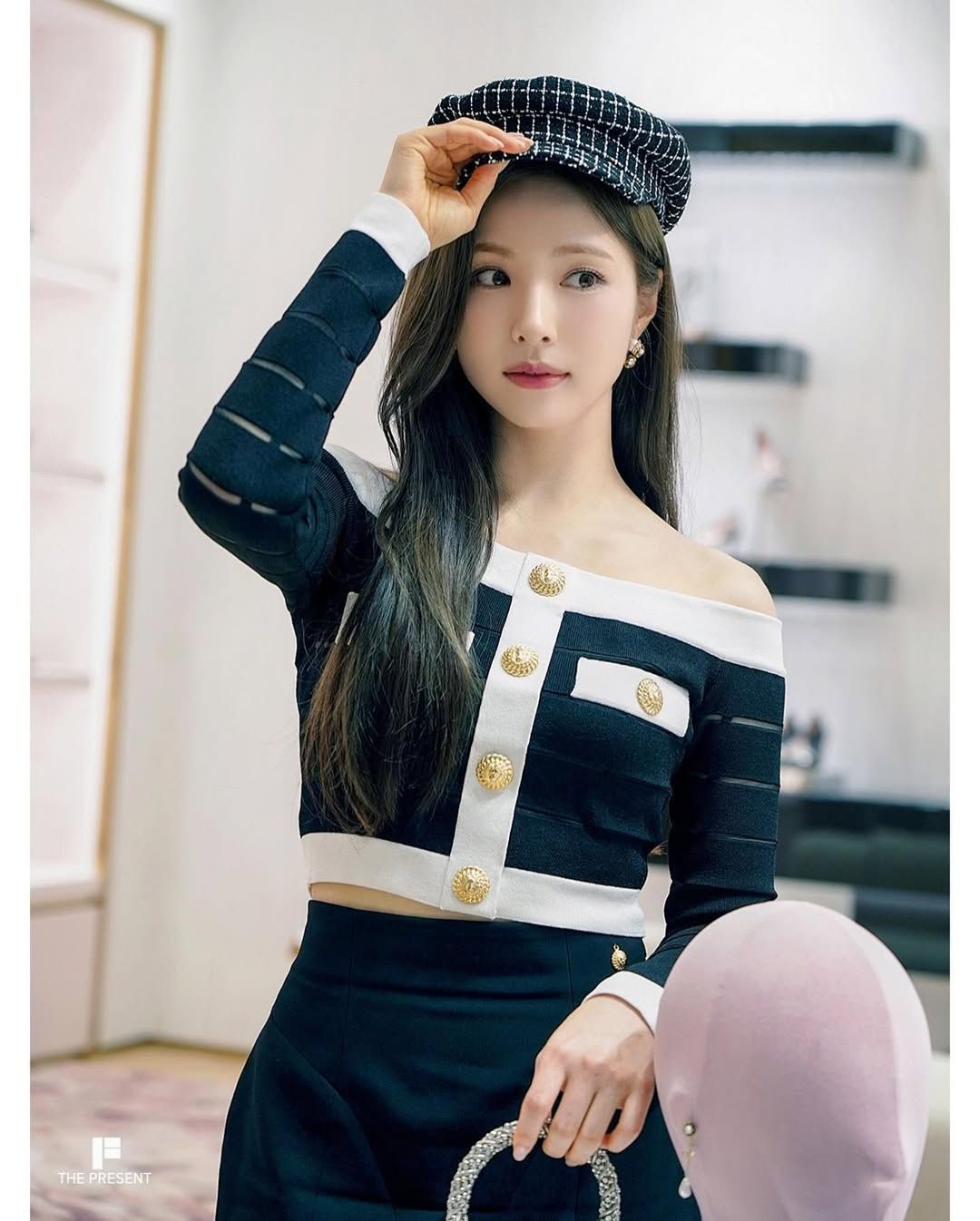 셋업과 함께 트위드 헌팅캡을 착용해 로맨틱한 분위기를 자아낸 신세경 / @sjkuksee
