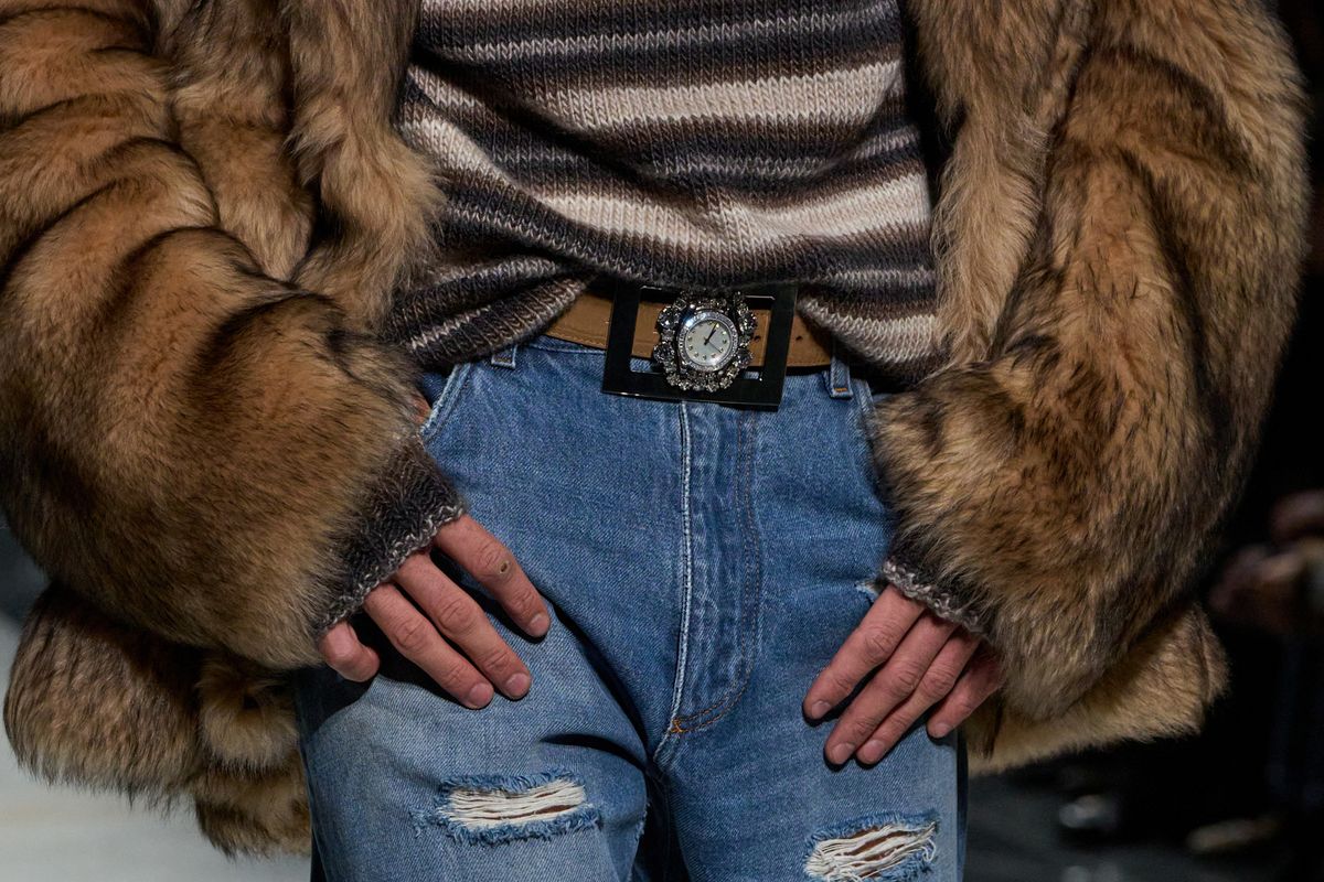 벨트 중앙에 시계 디테일