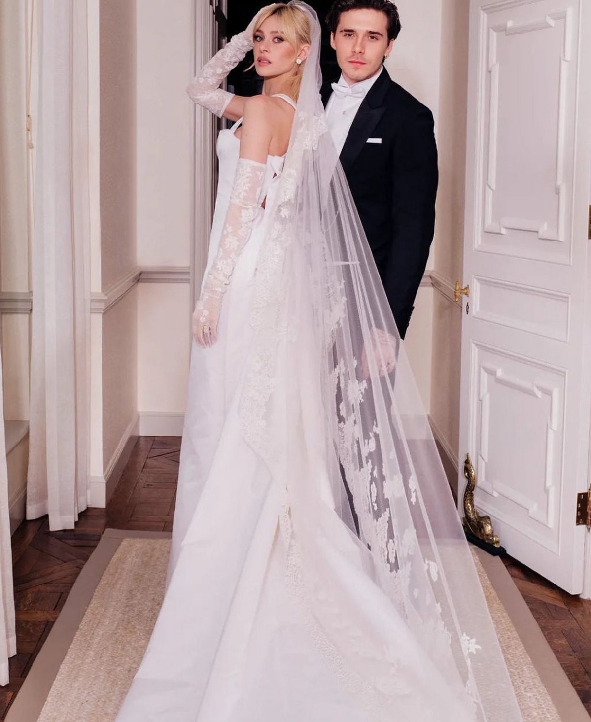 결혼식에서 발렌티노 드레스를 입은 니콜라의 모습 @ kateleemakeup