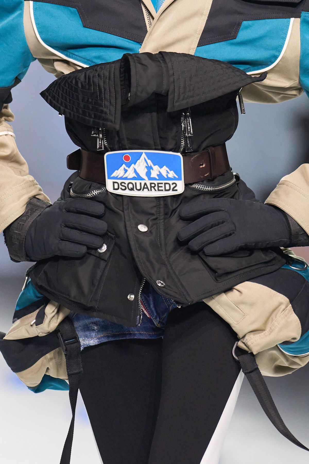 코르셋 디테일의 퍼퍼