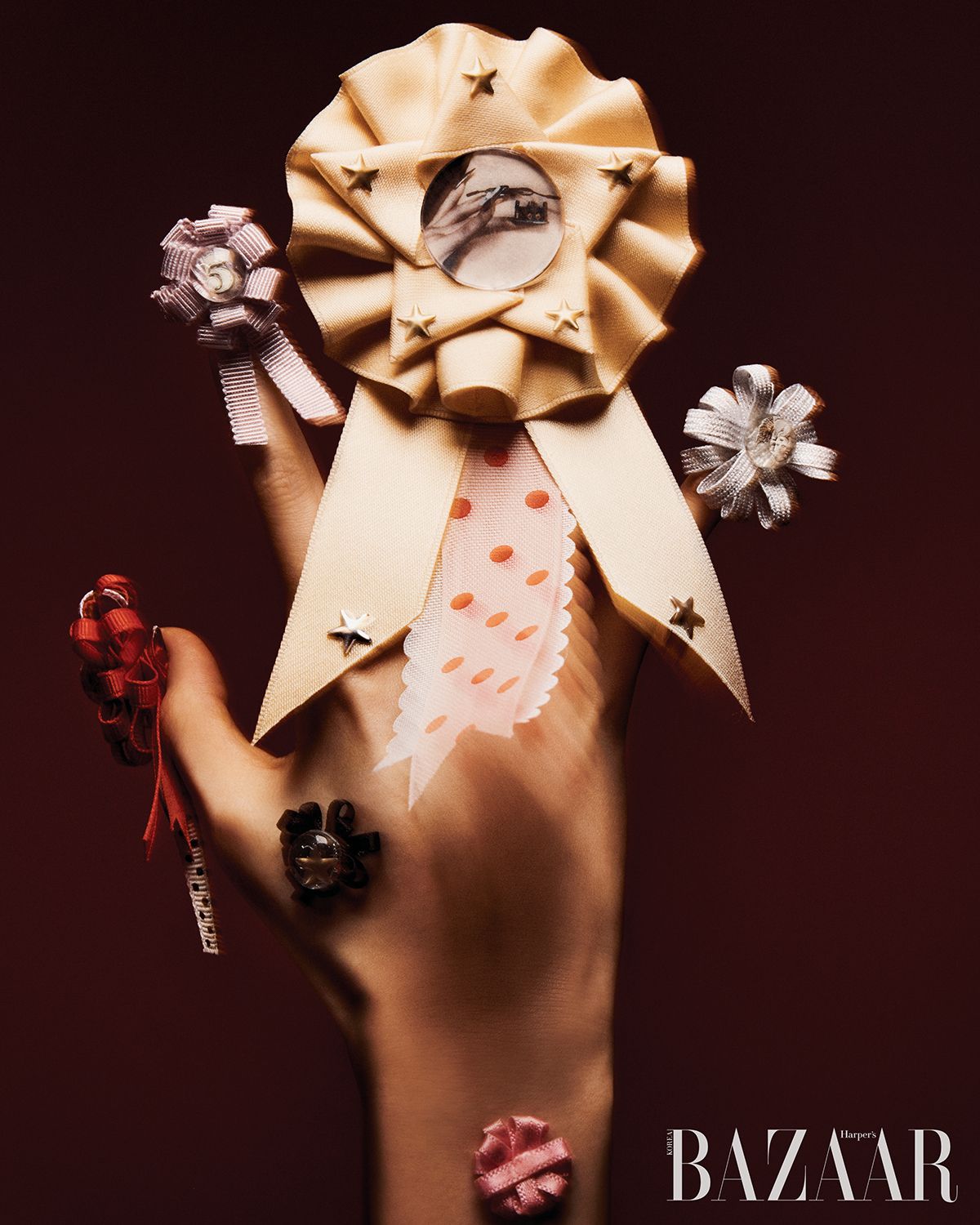 리본의 존재감을 이어받을 로제트 네일 디자인.