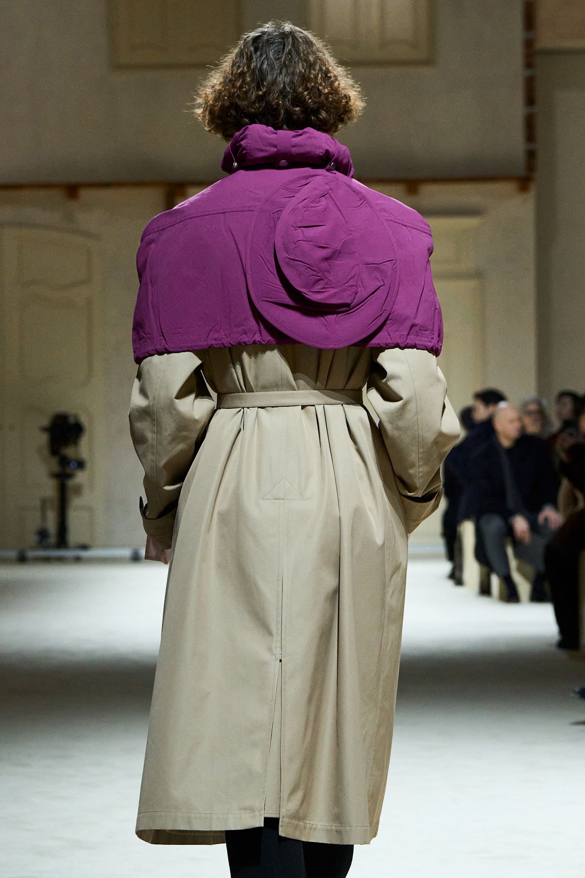 코트 뒷면에 납작하게 붙인 모자