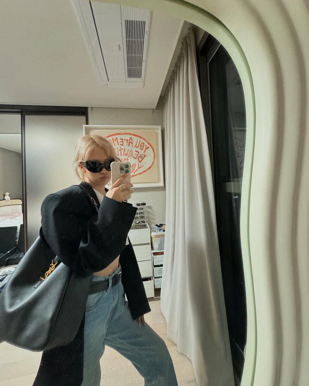 간결한 블랙 롱 코트에 생 로랑 빅백을 선택해 모던한 분위기를 자아낸 로제 / @roses_are_rosie