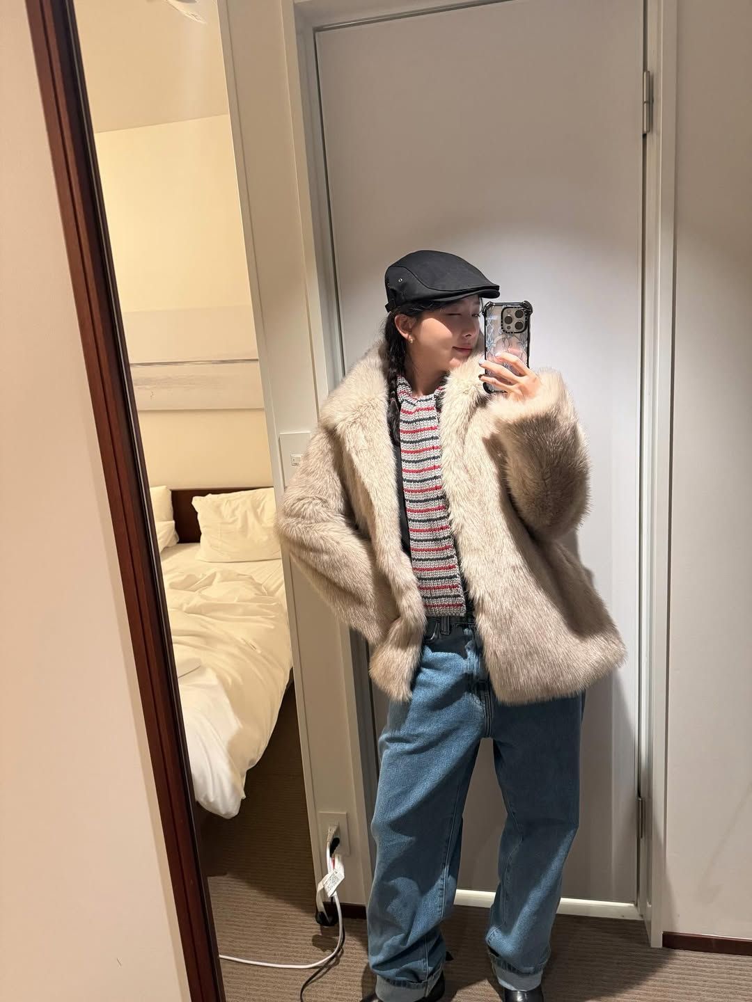 페이크 퍼 재킷과 넉넉한 실루엣의 데님 팬츠로 특유의 캐주얼한 매력을 드러낸 슬기 / @hi_sseulgi