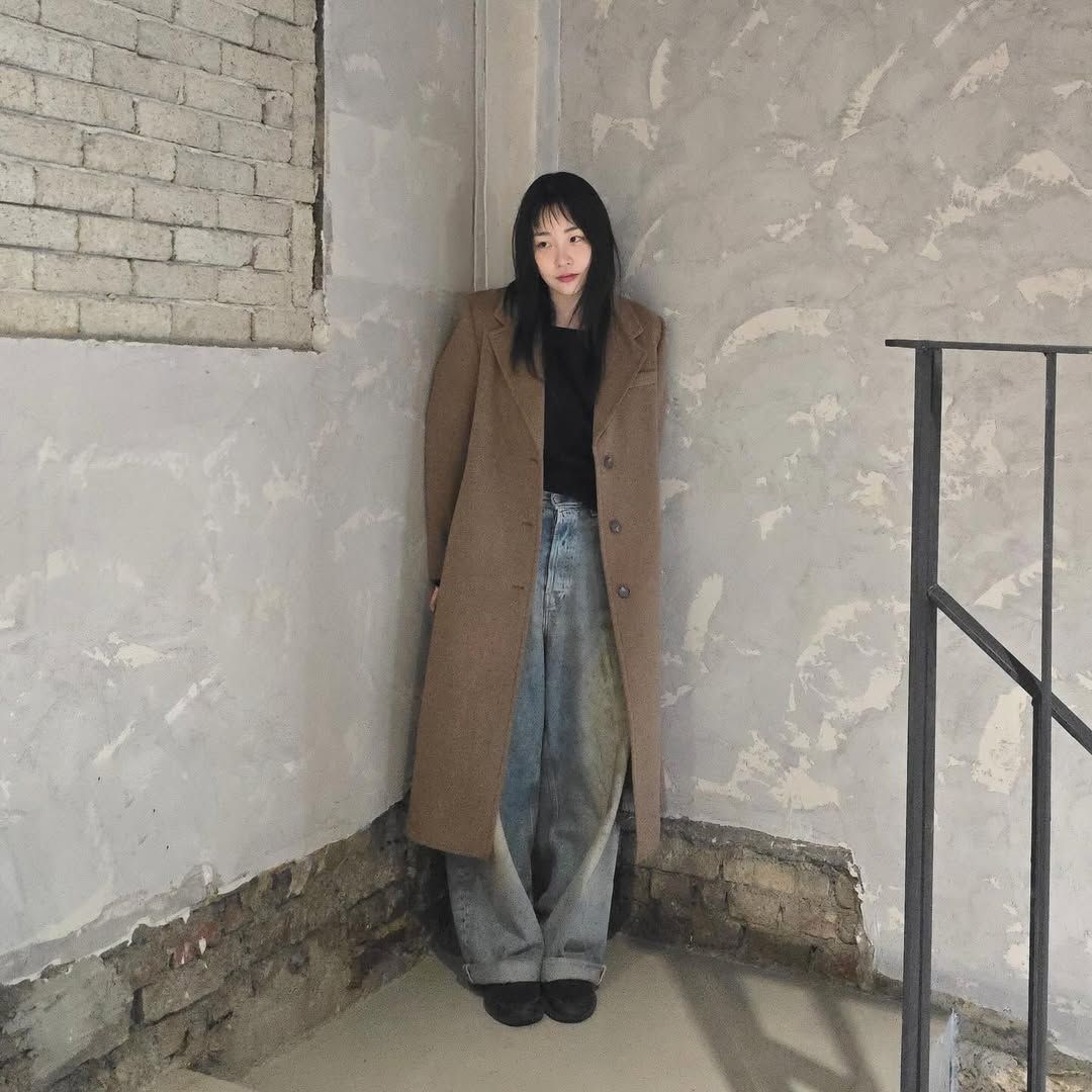 심플한 실루엣의 브라운 코트와 워싱 데님 팬츠로 고유의 매력을 드러낸 김민하 / @minhakim__