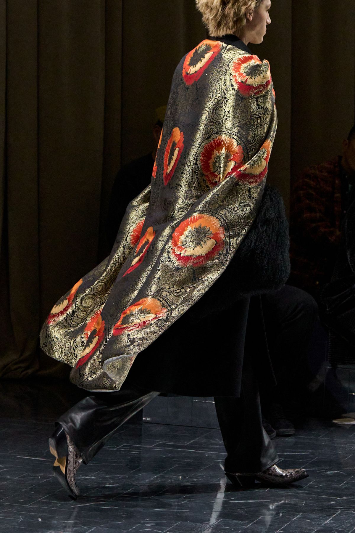 강한 패턴의 케이프 코트 디테일의 테일러링