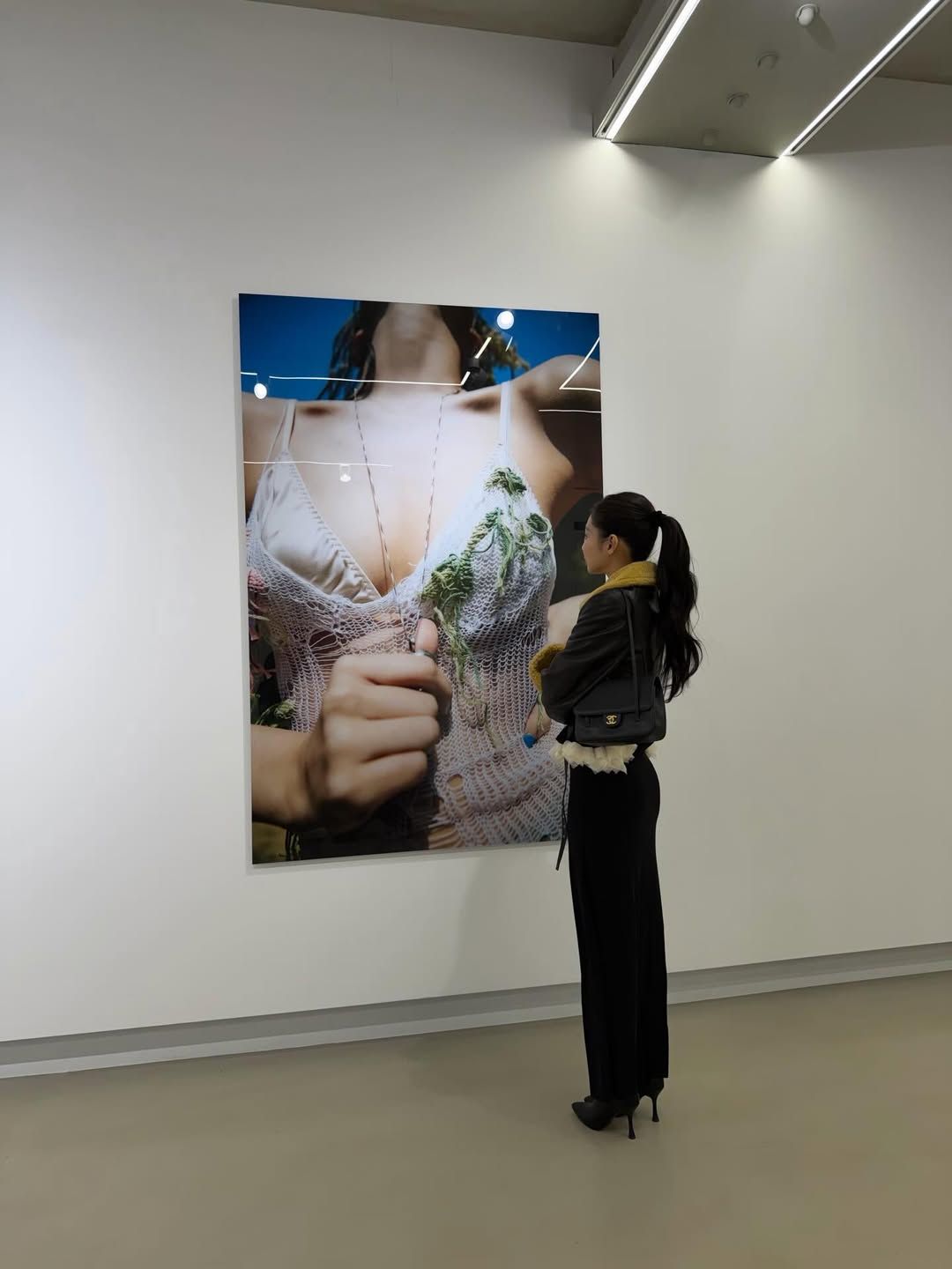 전시장에서 사진을 둘러보는 제니