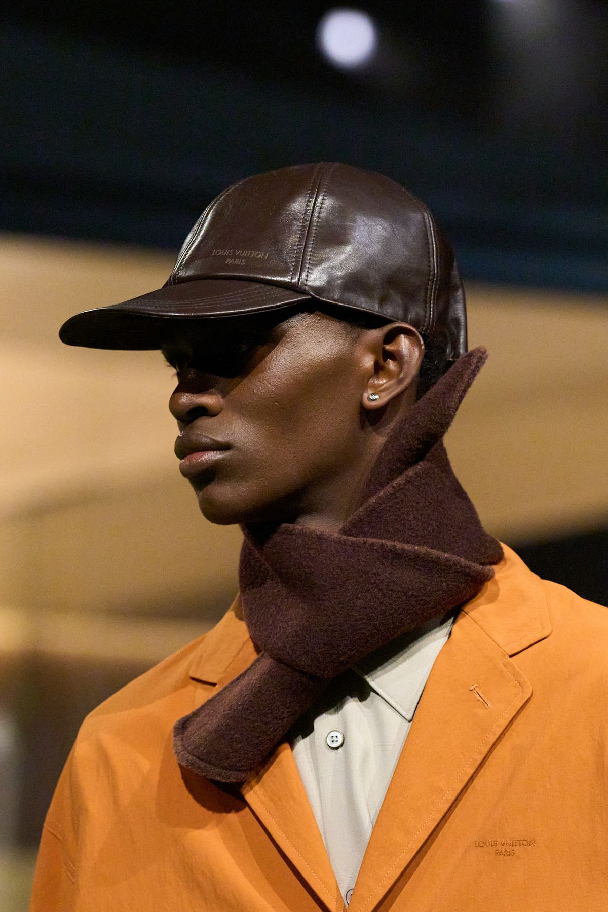 목을 완전히 감싸는 숏 스카프