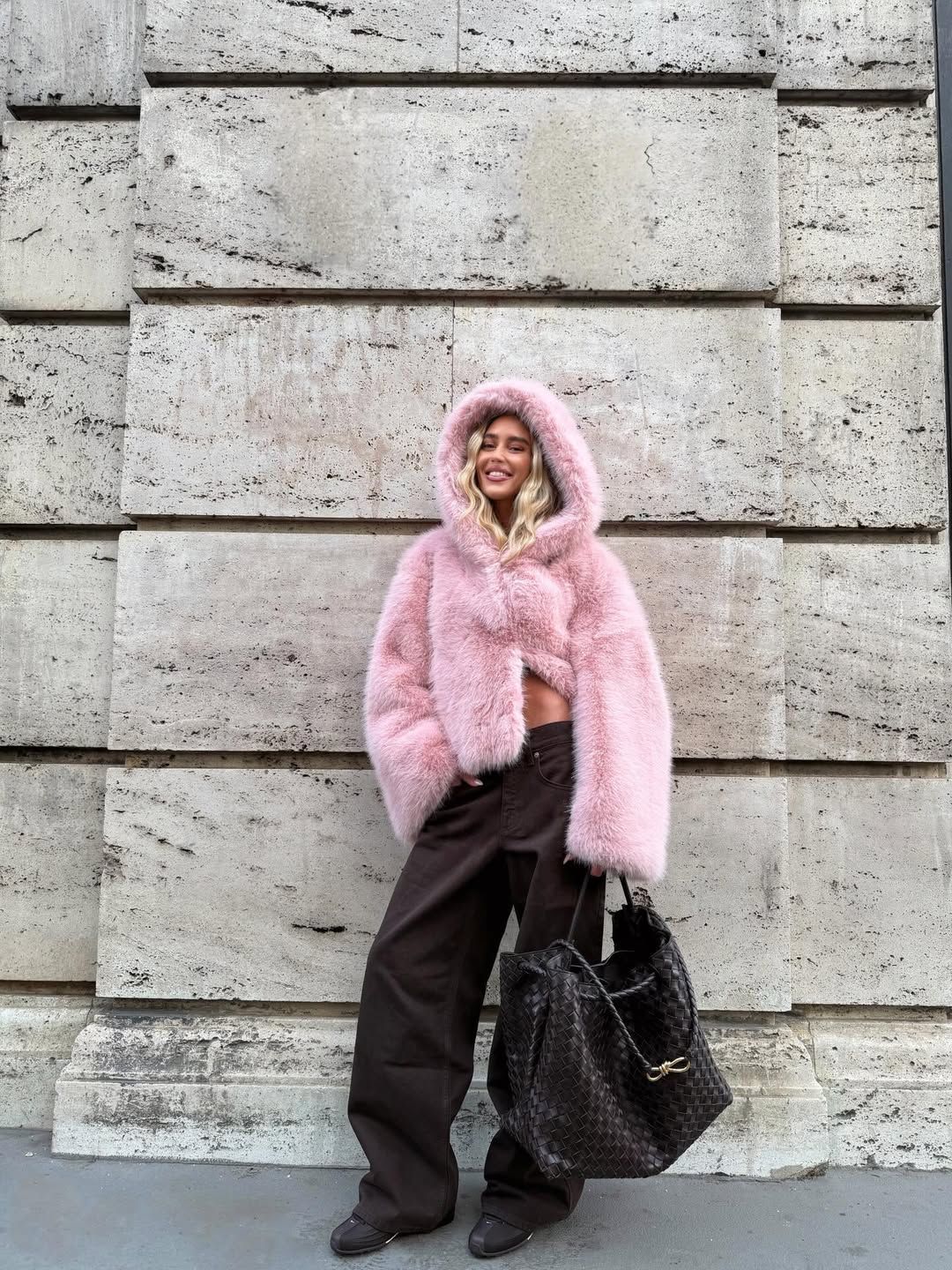 핑크 컬러 후드 퍼 아우터로 힙한 겨울 룩을 완성한 에밀리 신레브 / @emilisindlev