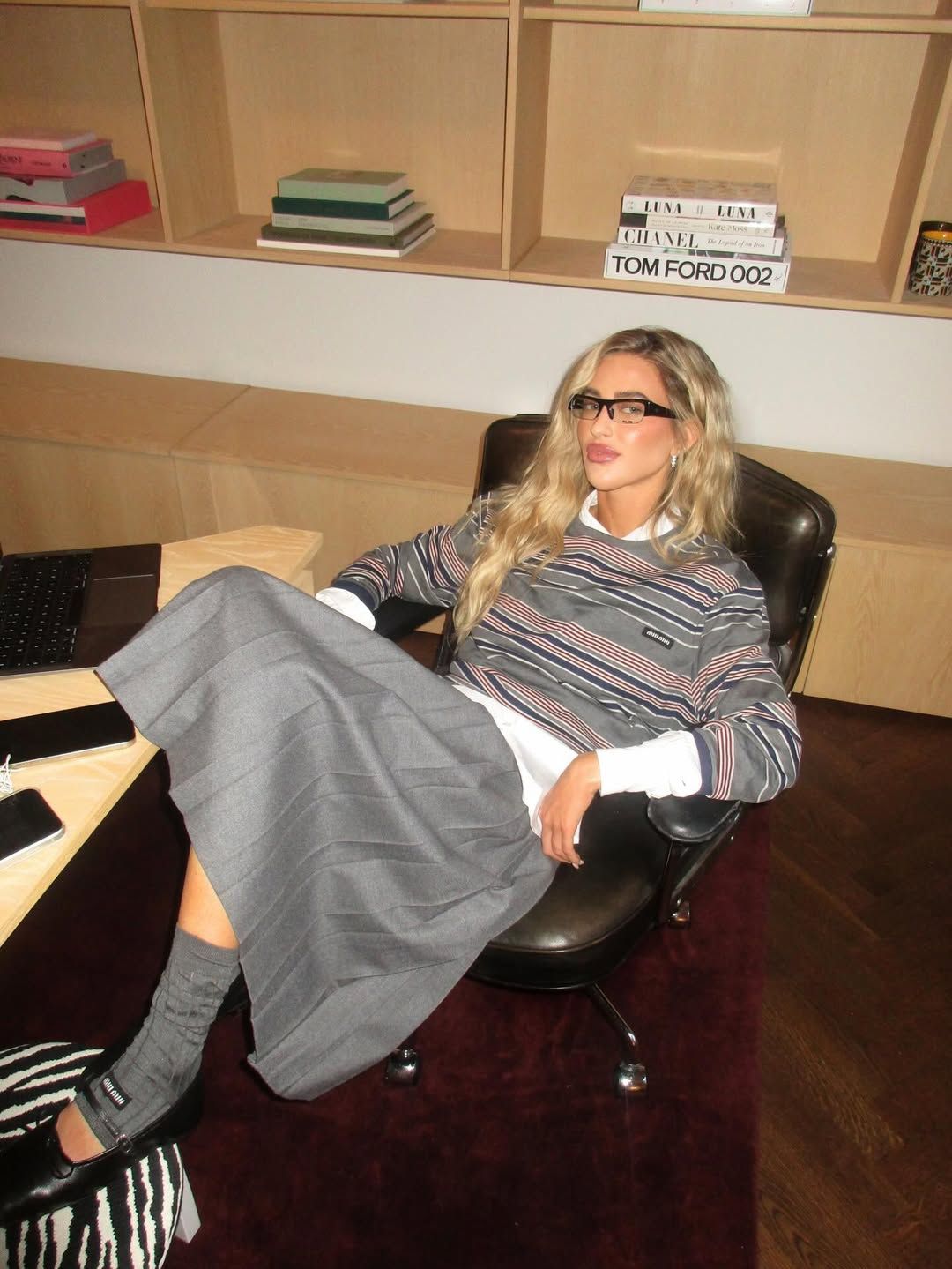 그레이 플리츠 스커트와 워머, 메리제인 슈즈를 선택해 스쿨 걸 무드를 더한 에밀리 신레브 / @emilisindlev