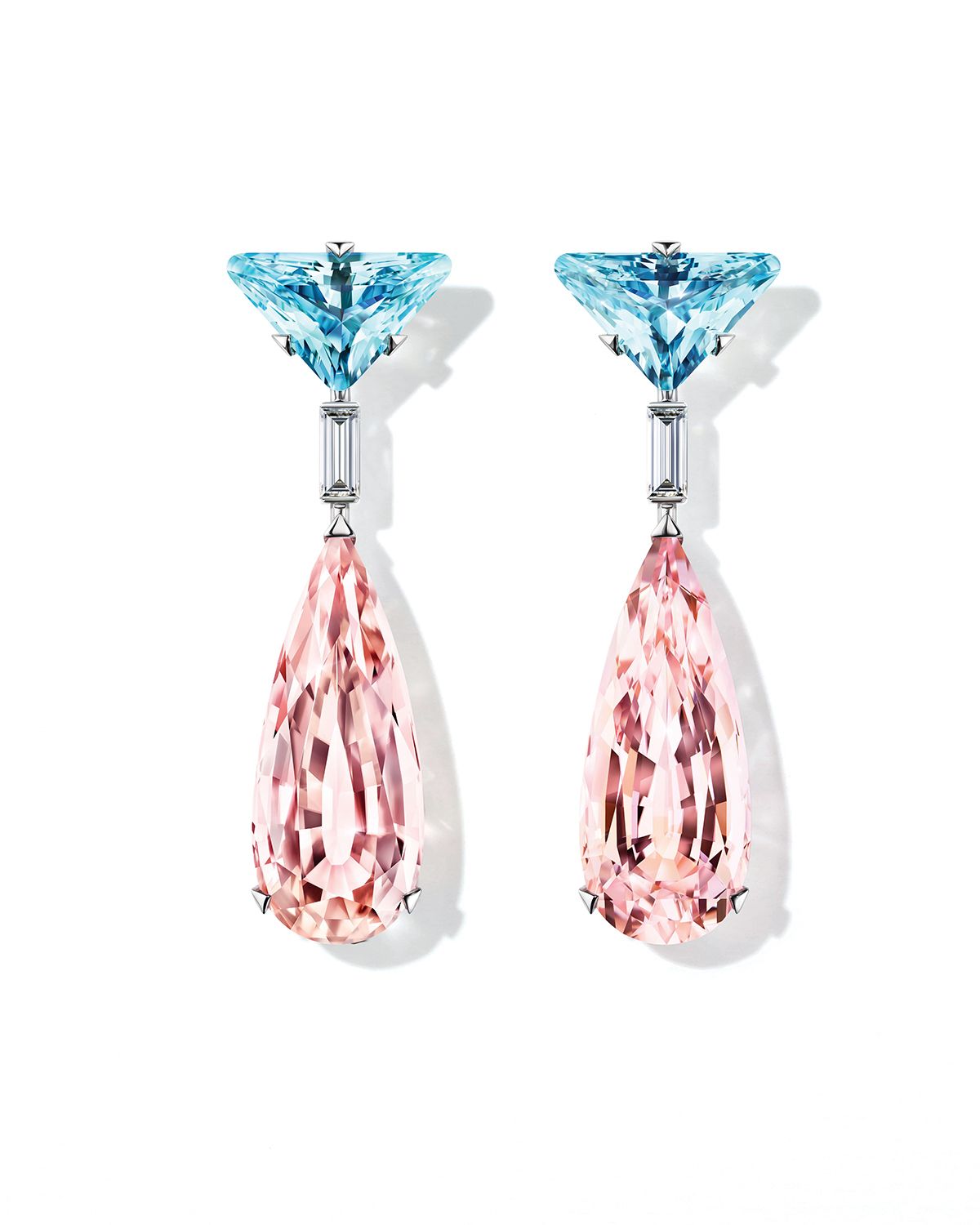 화이트 골드에 아콰마린, 핑크 모거나이트가 조화를 이루는 ‘쿠뢰르 비방뜨 펜던트’ 이어링은 Prada Fine Jewelry.