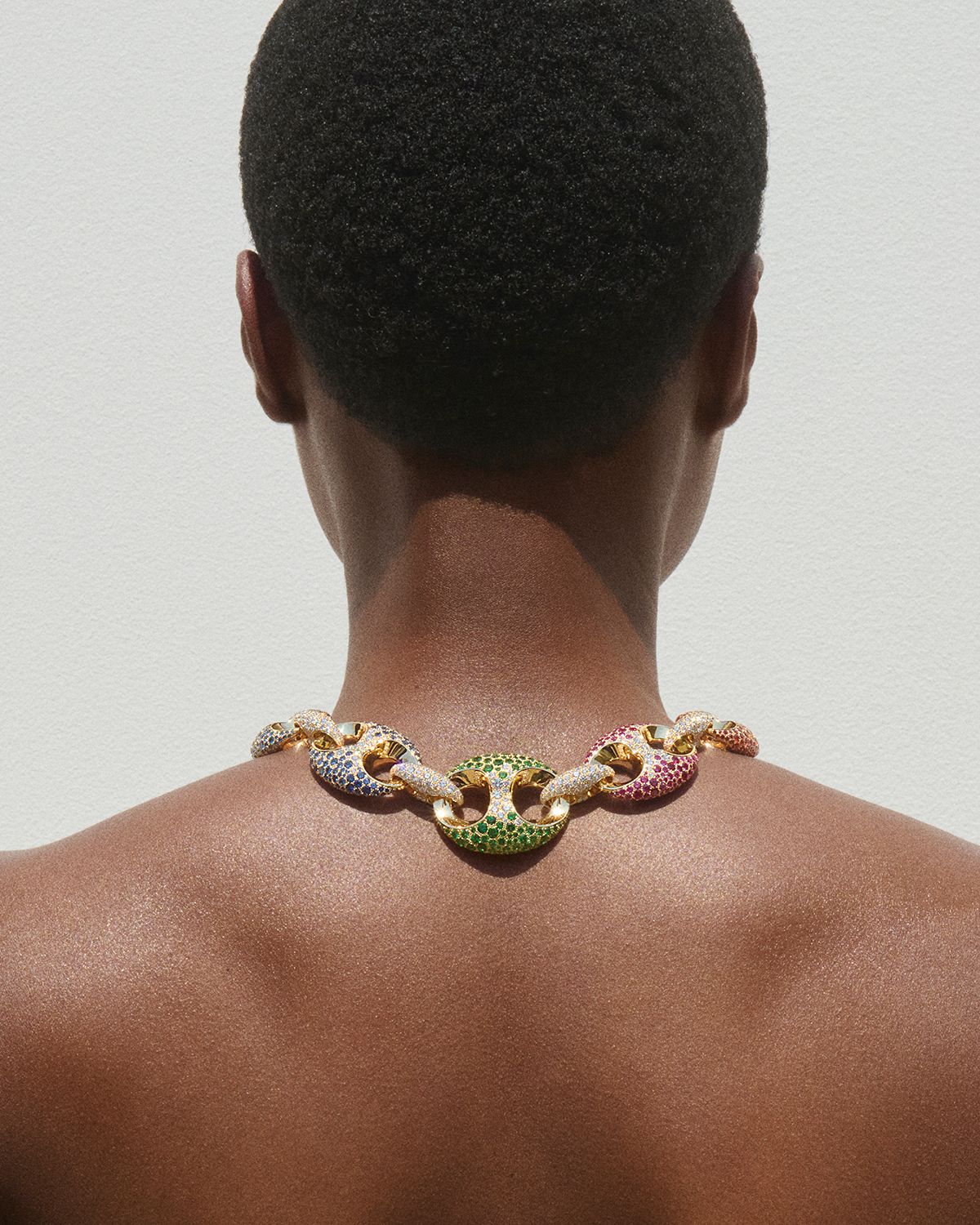 차보라이트, 루비, 다양한 색상의 사파이어가 파베 세팅으로 화려한 조화를 이루는 ‘마리나 체인’ 네크리스는 Gucci High Jewelry.