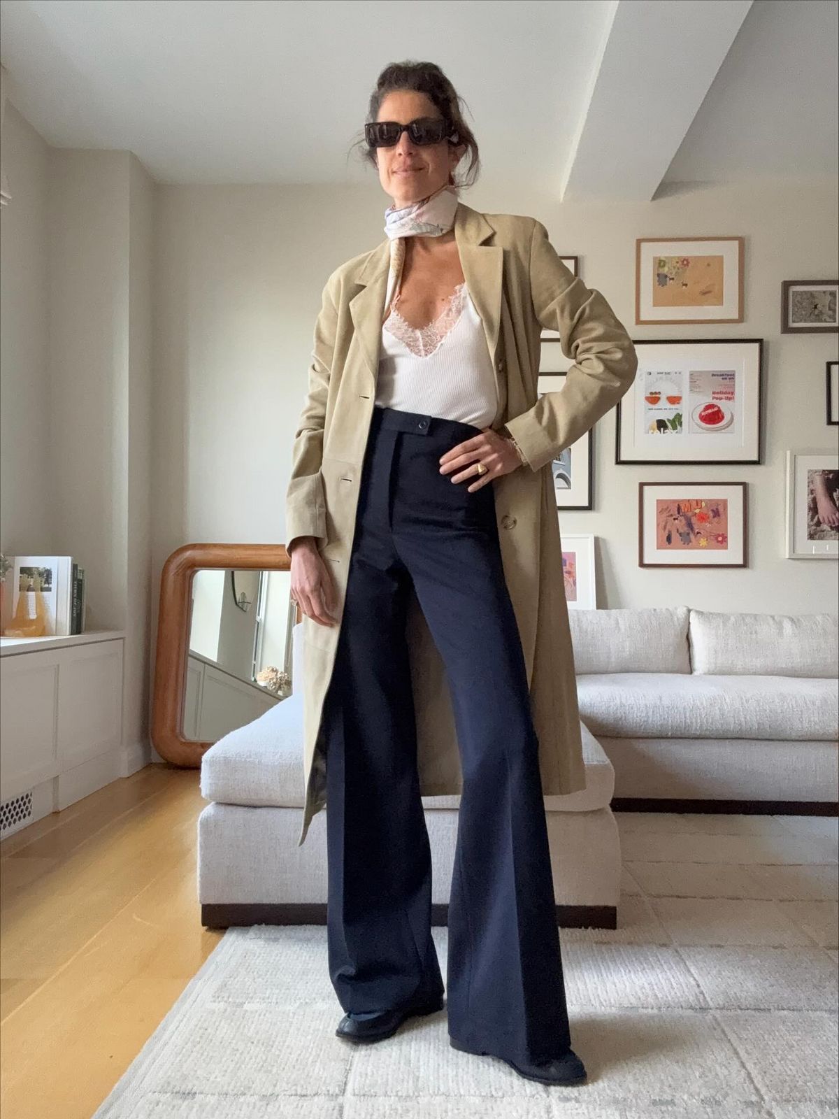 네이비 플레어 팬츠로 길게 뻗은 다리 라인을 강조한 @leandramcohen